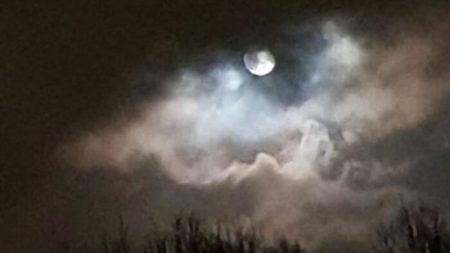 Mujer hace increíble captura del «ojo de la tormenta» alrededor de la luna llena con su celular