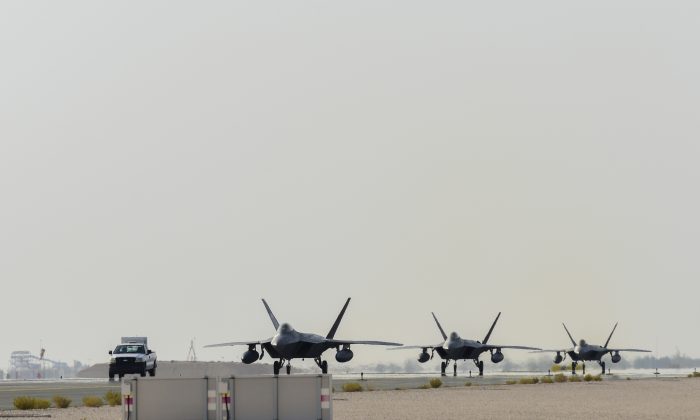 Los F-22 Raptors de la Fuerza Aérea de EE.UU. llegan a la Base Aérea de Al Udeid, Qatar, el 27 de junio de 2019. Estos aviones se despliegan por primera vez en Qatar para defender las fuerzas e intereses americanos en el área de responsabilidad del Comando Central de Estados Unidos. (Fuerza Aérea de EE.UU./Sargento Técnico Nichelle Anderson)