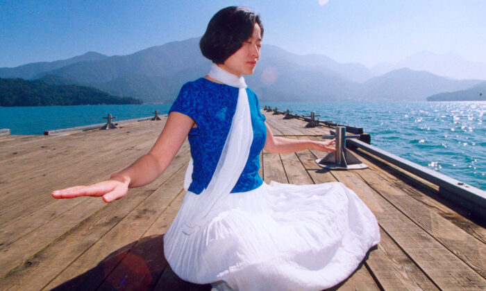 Una mujer haciendo la meditación de Falun Dafa. Después de un experimento con escáneres cerebrales, a un grupo de meditadores de larga data, se descubrió que le fue posible transformar la anatomía del cerebro de maneras sorprendentes. (Minghui.org)
