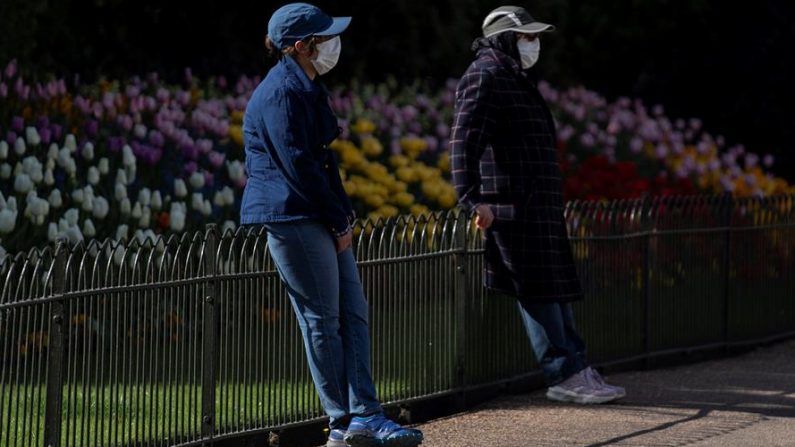 Dos personas con mascarilla en el parque de St James, en Londres. EFE/EPA/WILL OLIVER