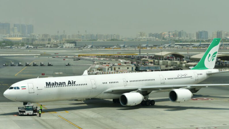 Una foto tomada el 14 de septiembre de 2017, muestra un Airbus A340 de la aerolínea iraní Mahan Air en la pista del Aeropuerto Internacional de Dubái (Emiratos Árabes Unidos). (GIUSEPPE CACACE/AFP a través de Getty Images)
