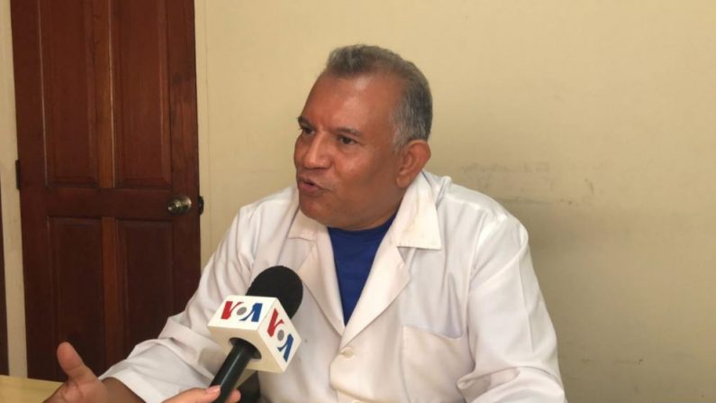 El doctor Francisco Javier Núñez, vocero de la Unidad Médica Nicaragüense, conversó con la Voz de América sobre el impacto de la pandemia en Nicaragua. (Daliana Ocaña/VOA)