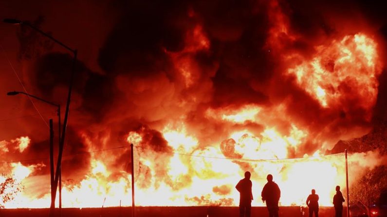 Vista el 7 de abril de 2020 de un incendio en la Central de Abasto de la Ciudad de México (México). EFE/José Pazos