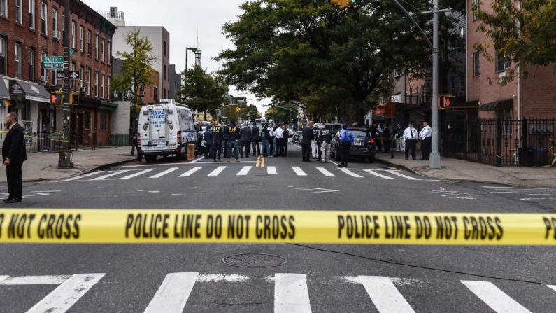 Se establece una escena del crimen frente al club social Triple Aces en la Avenida Utica el 12 de octubre de 2019 en la ciudad de Nueva York, EE.UU. (Stephanie Keith/Getty Images)