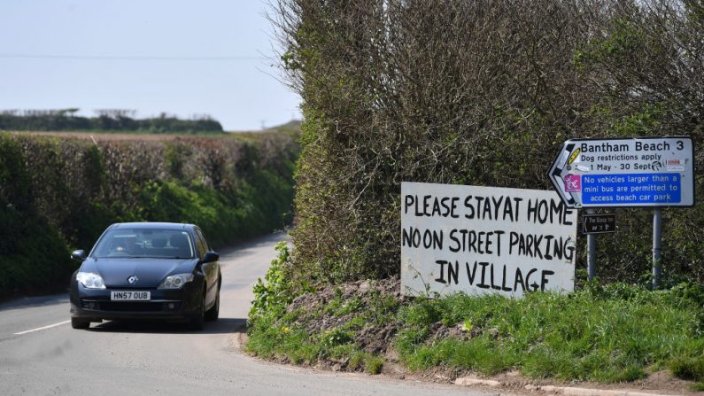 Se exhiben carteles que informan a los visitantes de que deben quedarse en casa el 10 de abril de 2020 en Bantham, Inglaterra. (Dan Mullan/Getty Images)