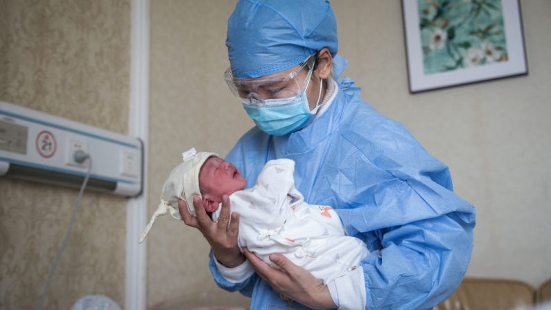 Una enfermera sostiene a un bebé en un hospital obstétrico privado el 21 de febrero de 2020 en Wuhan, Hubei, China. (Foto de Getty Images)