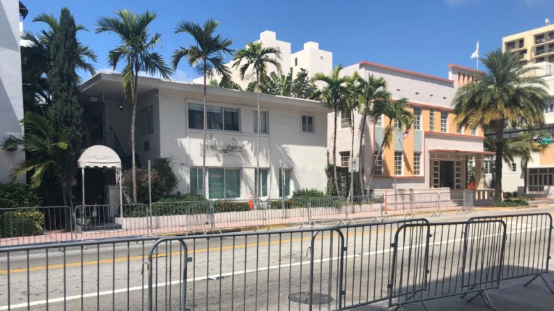 La emblemática Avenida Collins, en Miami Beach, luce completamente vacía después de que las autoridades locales ordenarán el cierre todos los negocios "no esenciales". Antoni Belchi/VOA