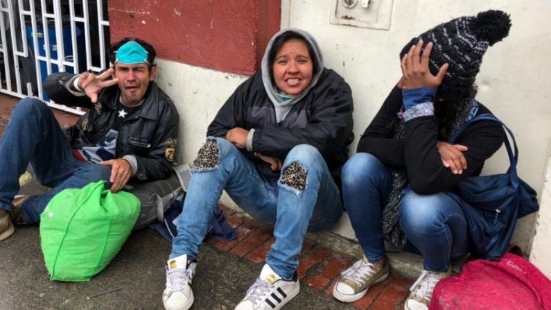 Trabajadores informales colombianos que fueron desalojados en un sector vulnerable de Bogotá; se quedaron sin trabajo, sin dinero y, ahora, sin vivienda. (Foto: Karen Sánchez, VOA)