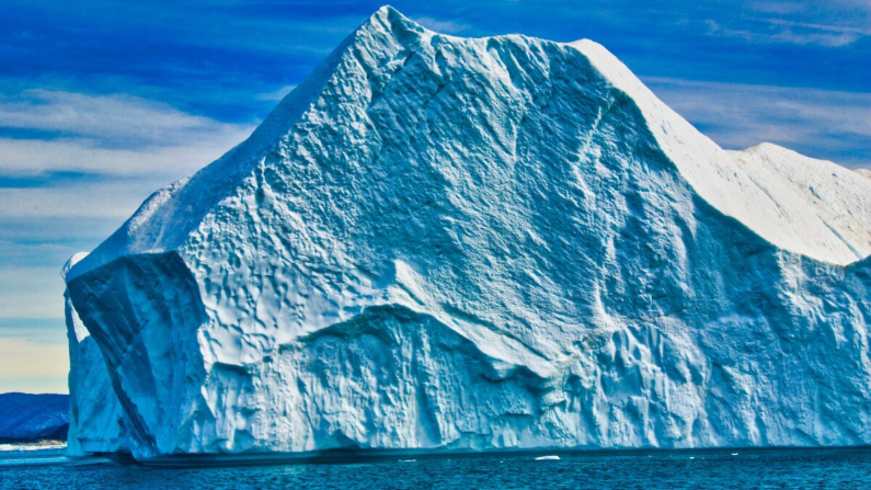 ¿Cree que este iceberg es grande? A menudo, los icebergs que se rompen del glaciar son tan grandes (más de 3,000 pies de altura) que son demasiado altos para flotar por el fiordo. (Derechos de autor Fred J. Eckert)