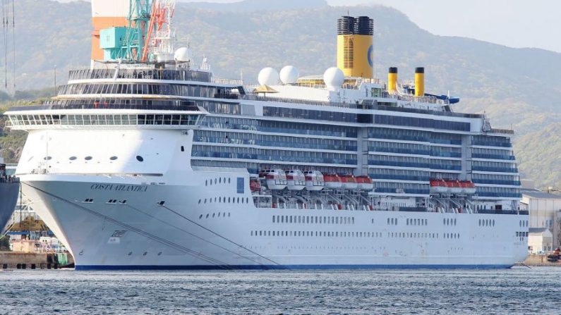 En esta foto tomada el 22 de abril de 2020, el crucero Costa Atlántica está atracado en un puerto de Nagasaki (Japón). (STR / JIJI PRESS / AFP vía Getty Images)