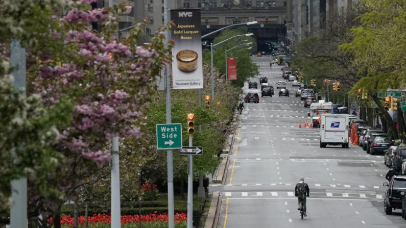 Un hombre va en bicicleta por una avenida vacía en Nueva York el 27 de abril de 2020. (TIMOTHY A. CLARY/AFP vía Getty Images)