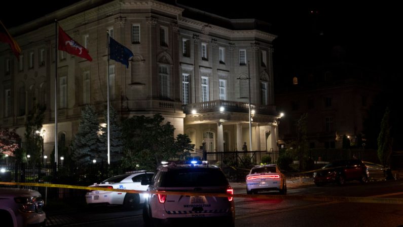 La policía investiga la escena donde un tirador abrió fuego contra la embajada cubana el 30 de abril de 2020 en Washington, DC. De acuerdo con las autoridades, no se han reportado heridos después de que un hombre armado usara un rifle de asalto para abrir fuego contra la embajada temprano en la mañana del jueves. (Sarah Silbiger/Getty Images)