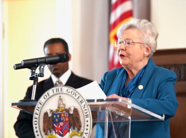 La gobernadora de Alabama, Kay Ivey, anuncia una orden de permanencia en el hogar para todo el estado el 3 de abril de 2020. (Oficina del Gobernador)