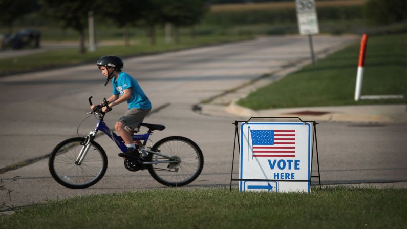 Un cartel marca la ubicación de un centro de votación el 14 de agosto de 2018 en Janesville, Wisconsin. (Foto de Scott Olson/Getty Images)