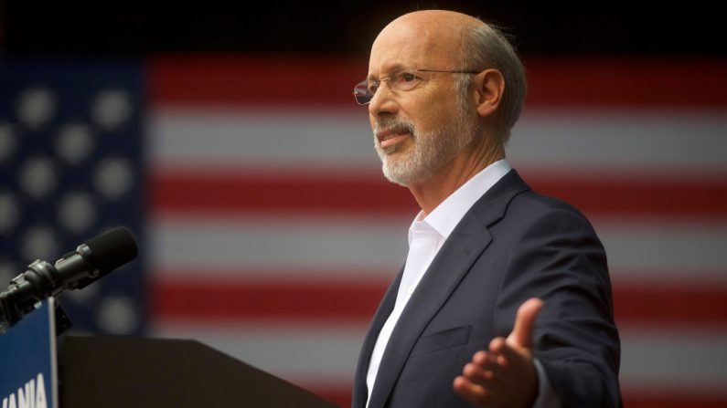 El gobernador de Pensilvania, Tom Wolf, durante una reunión de campaña para candidatos demócratas el 21 de septiembre de 2018 en Filadelfia, Pensilvania. (Mark Makela/Getty Images)