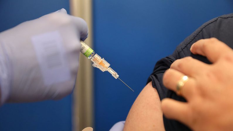 Una persona es vacunada  contra la gripe el 4 de octubre de 2018 en Miami, Florida. (Joe Raedle/Getty Images)
