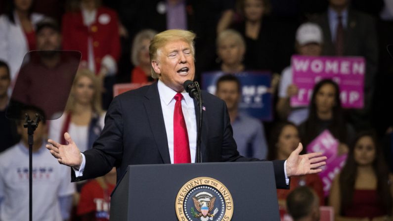 El presidente Donald Trump se dirige a la multitud durante un mitin en Houston, Texas, el 22 de octubre de 2018. (Loren Elliott/Getty Images)

