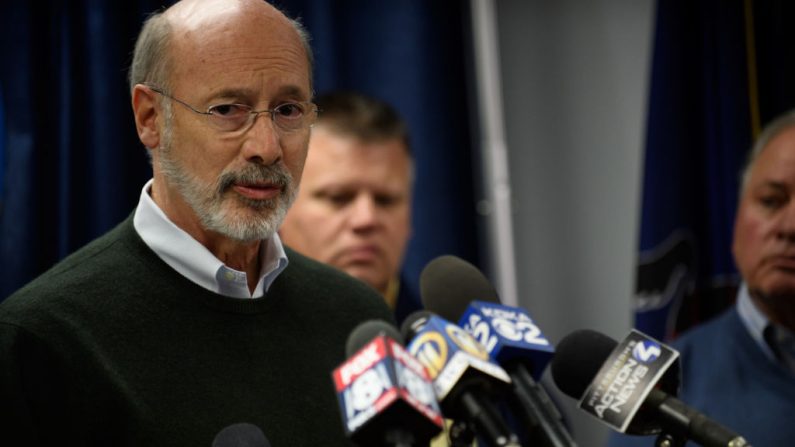 Gobernador de Pennsylvania, Tom Wolf, habla con los medios en el barrio de Squirrel Hill el 27 de octubre de 2018 en Pittsburgh, Pennsylvania. (Jeff Swensen/Getty Images)