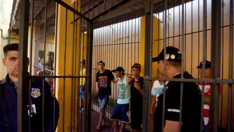 Los reclusos de una cárcel de Asunción esperan a que los empleados del Ministerio de Justicia realicen un censo nacional de la población carcelaria el 31 de octubre de 2018. (El crédito de la foto debe leerse NORBERTO DUARTE/AFP a través de Getty Images)
