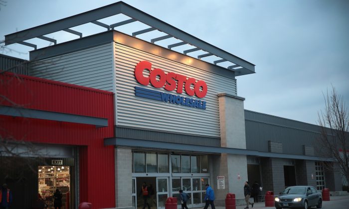 Clientes compran en Costco en Chicago, Illinois, el 12 de diciembre de 2018. (Scott Olson/Getty Images)