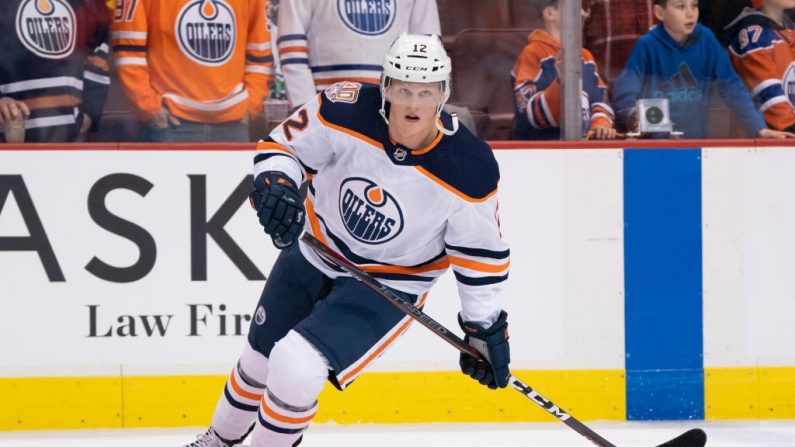 Colby Cave #12 de los patines de los Oilers de Edmonton durante el calentamiento previo al juego antes de la acción de la NHL contra los Canucks de Vancouver el 16 de enero de 2019 en el Rogers Arena de Vancouver, Columbia Británica, Canadá. (Rich Lam/Getty Images)
