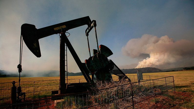 Un martillo de bomba de un yacimiento petrolero el 19 de abril de 2011 en Graford, Texas.Foto de archivo.  Tom Pennington/Getty Images)