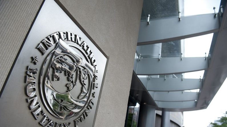 El logo del Fondo Monetario Internacional (FMI) en la sede de la organización en Washington, DC, el 16 de mayo de 2011. (SAUL LOEB/AFP a través de Getty Images)
