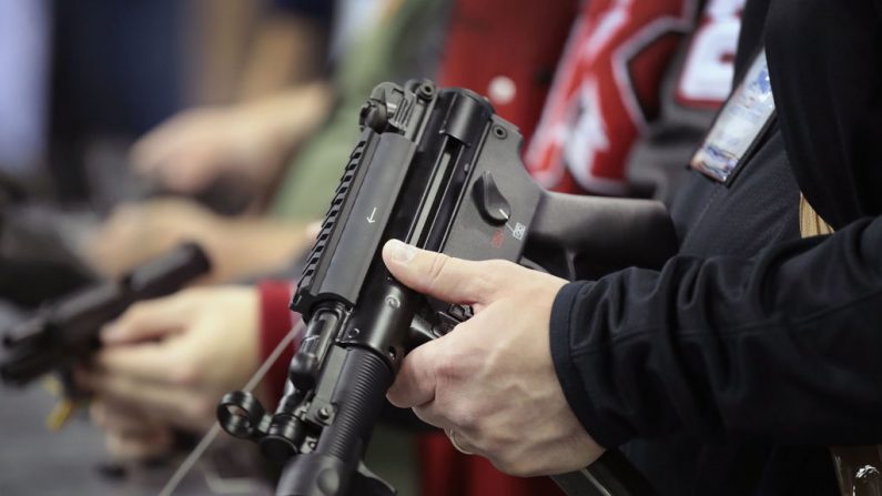 Los invitados compran armas de fuego y accesorios en la 148 Reunión Anual de la NRA & Exhibición el 27 de abril de 2019 en Indianápolis, Indiana. La convención contó con más de 800 expositores para atender cerca de 80,000 invitados. (Scott Olson/Getty Images)