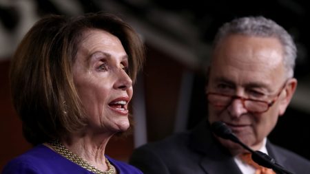 Pelosi y Schumer quieren que proyecto de ley de ayuda para empresas incluya a estados y hospitales