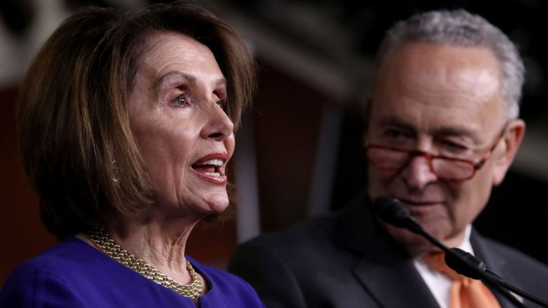 La Presidenta de la Cámara de Representantes, Nancy Pelosi (D-CA) (izq.), habla en una conferencia de prensa con el Líder de la Mayoría del Senado Chuck Schumer (D-NY) (der.) en el Capitolio de los EE.UU., el 22 de mayo de 2019 en Washington, DC. (Win McNamee/Getty Images)