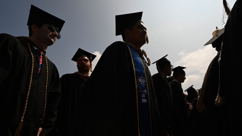 Estudiantes asisten a su ceremonia de graduación en la Universidad de California en Los Ángeles (UCLA), el 14 de junio de 2019 en Los Ángeles California. (ROBYN BECK/AFP a través de Getty Images)