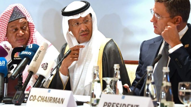 El secretario general de la OPEP, Mohammed Sanusi Barkindo (izq.), el ministro de Energía de Arabia Saudita, el príncipe Abdulaziz bin Salman (cen.), y el ministro de Energía de Rusia, Alexander Novak (der.), asisten a una reunión de la OPEP y la JMMC en la capital de los EAU, Abu Dhabi, el 12 de septiembre de 2019. (KARIM SAHIB/AFP vía Getty Images)