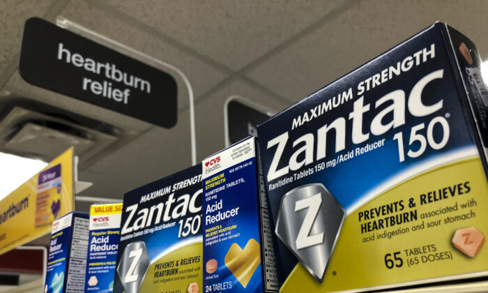 Cajas de Zantac, un popular medicamento que disminuye la producción de ácido estomacal y previene la acidez estomacal,  en un estante de una farmacia de la ciudad de Nueva York el 19 de septiembre de 2019. (Drew Angerer/Getty Images)
