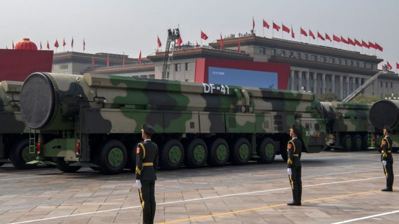 Vehículos militares chinos que transportan misiles balísticos, DF-41, ruedan durante un desfile para conmemorar el 70 aniversario de la fundación de la China comunista, en Beijing el 1 de octubre de 2019. (Kevin Frayer/Getty Images)