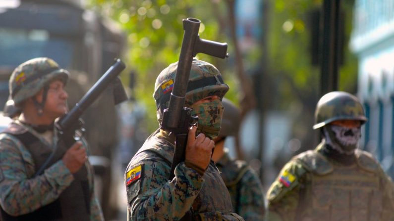  Miembros de las Fuerzas Armadas se despliegan durante un operativo en Guayaquil, Ecuador, el 9 de octubre de 2019. (Foto de MARCOS PIN/AFP vía Getty Images)
