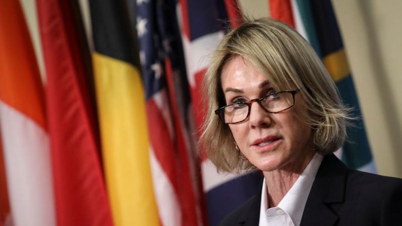 La embajadora de Estados Unidos ante las Naciones Unidas, Kelly Knight Craft, hace una breve declaración a la prensa tras una reunión cerrada del Consejo de Seguridad sobre la situación en Siria, en la sede de las Naciones Unidas el 16 de octubre de 2019 en la ciudad de Nueva York (EE.UU.). (Drew Angerer/Getty Images)