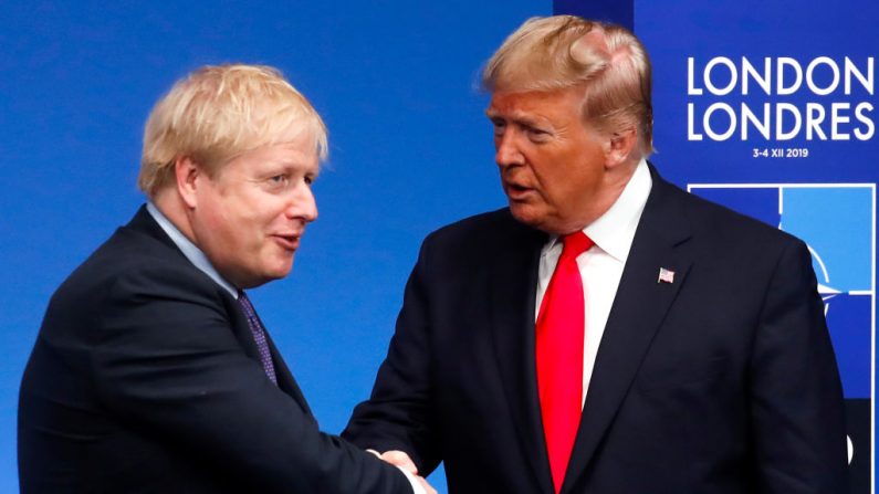 El Primer Ministro británico Boris Johnson (i) da la mano al Presidente de los Estados Unidos Donald Trump a su llegada a la cumbre de la OTAN en el hotel Grove en Watford, al noreste de Londres el 4 de diciembre de 2019. (CHRISTIAN HARTMANN/POOL/AFP vía Getty Images)