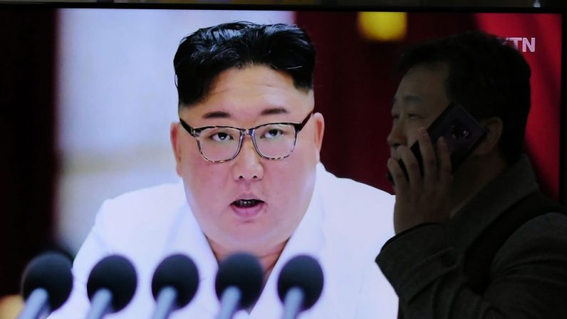 Un hombre pasa por delante de un programa de noticias de televisión que muestra las últimas imágenes del líder norcoreano Kim Jong Un, en una estación de ferrocarril en Seúl el 30 de diciembre de 2019. (JUNG YEON-JE/AFP vía Getty Images)
