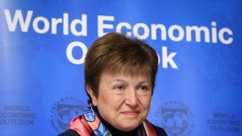 La Directora Gerente del Fondo Monetario Internacional (FMI), Kristalina Georgieva, asiste a las Perspectivas Económicas Mundiales durante la reunión anual del Foro Económico Mundial (FEM) en Davos, el 20 de enero de 2020. (FABRICE COFFRINI/AFP vía Getty Images)