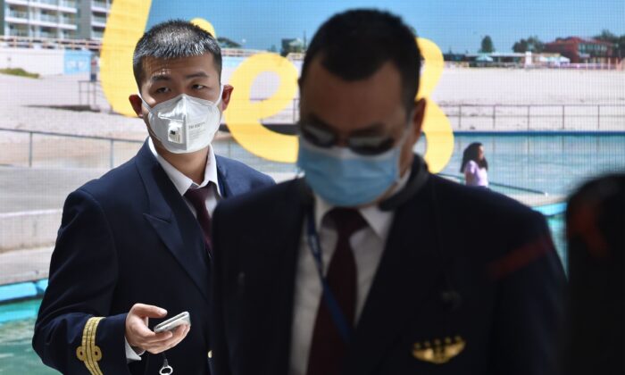 Un piloto de China Eastern Airlines llega al aeropuerto de Sydney después de volar un avión desde la ciudad china de Wuhan el 23 de enero de 2020. (Peter Parks/AFP vía Getty Images)