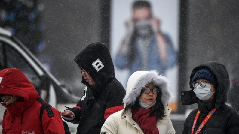 Turistas chinos caminan por una calle en Moscú el 29 de enero de 2020. (ALEXANDER NEMENOV/AFP a través de Getty Images)