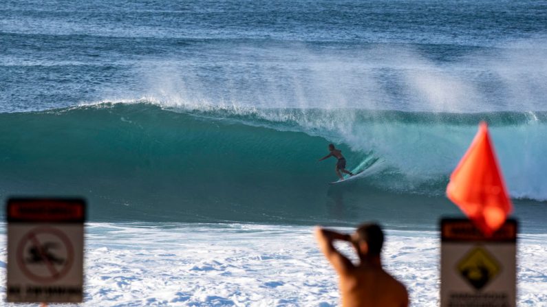 Un surfista monta una ola delante del Volcom Pipe Pro en la costa norte de Oahu en Hawái, el 28 de enero de 2020. (BRIAN BIELMANN/AFP vía Getty Images