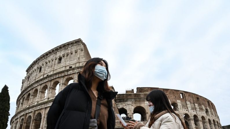 Los turistas con máscaras respiratorias de protección recorren el exterior del monumento del Coliseo en el centro de Roma, Italia, el 31 de enero de 2020. (ALBERTO PIZZOLI/AFP vía Getty Images)