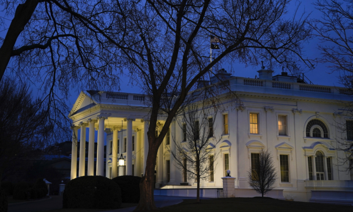 La Casa Blanca al anochecer en Washington el 5 de febrero de 2020. (Drew Angerer/Getty Images)