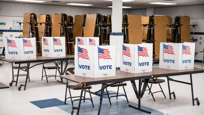 Cabinas de votación en Arlington, Virginia, el 3 de marzo de 2020. (Samuel Corum / Getty Images)
