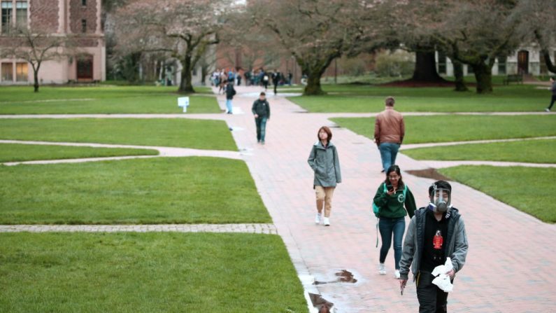 Estudiantes de la Universidad de Washington están en el campus para el último día de clases presenciales el 6 de marzo de 2020 en Seattle, Washington. (Foto de Karen Ducey/Getty Images)