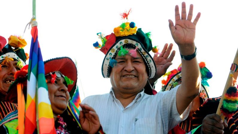 El expresidente boliviano Evo Morales, exiliado en Argentina, participa en un encuentro organizado por el grupo Bolivianos Unidos en Mendoza, para apoyar al candidato presidencial del partido Movimiento al Socialismo (MAS), Luis Arce, en Mendoza, Argentina, el 07 de marzo de 2020. (Andrés Larrovere / AFP vía Getty Images)