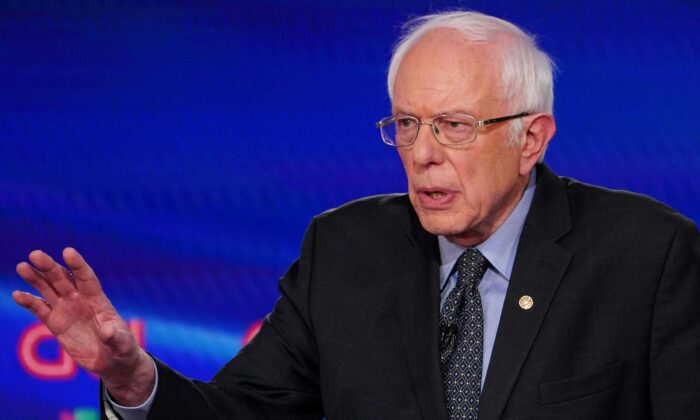 El candidato presidencial demócrata, el senador Bernie Sanders (I-Vt.), habla durante el 11º debate presidencial del Partido Demócrata 2020 en Washington el 15 de marzo de 2020. (Mandel Ngan/AFP vía Getty Images)