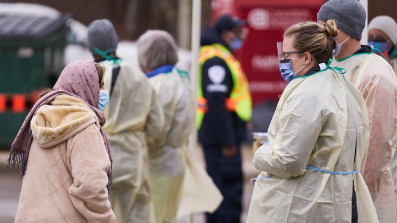 Trabajadores de la salud hablan con una anciana en un centro de evaluación de Covid-19, en Londres, Ontario (Canadá), el 17 de marzo de 2020. (GEOFF ROBINS/AFP vía Getty Images)
