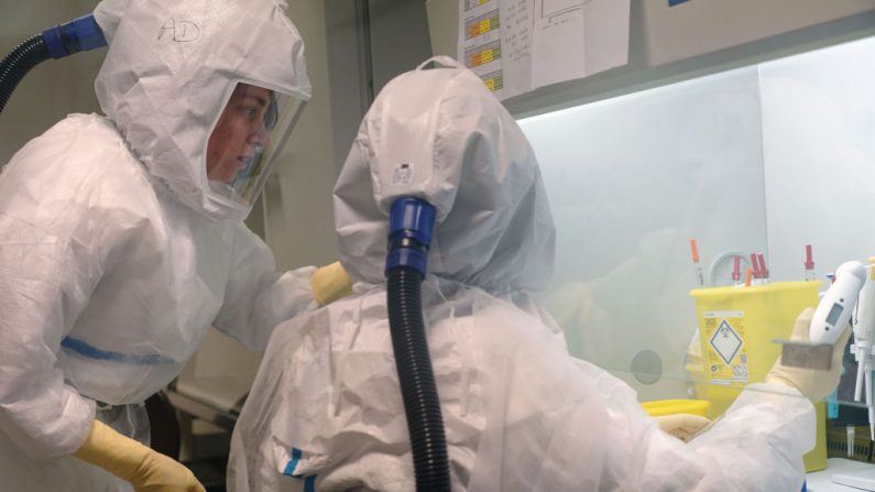 Adriana Cárdenas, una tecnóloga médica se pone el equipo de protección personal (PPE) antes de analizar las muestras para el coronavirus en los laboratorios de AdventHealth Tampa el 25 de junio de 2020 en Tampa, Florida. (Octavio Jones/Getty Images)

